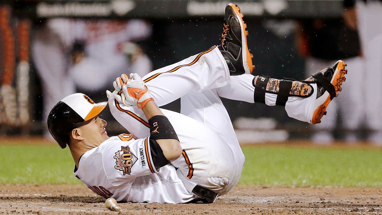 Manny Machado injures other knee in Orioles' victory over Yankees